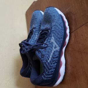 Mizuno wave running shoes